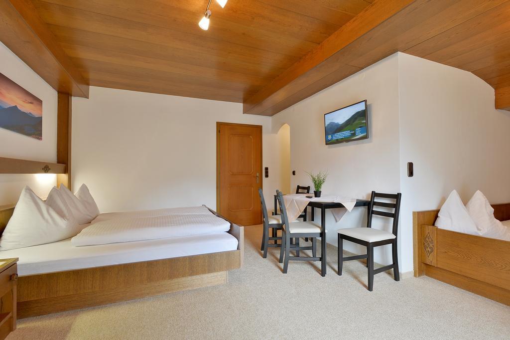 Landhaus Zum Griena Mayrhofen Room photo